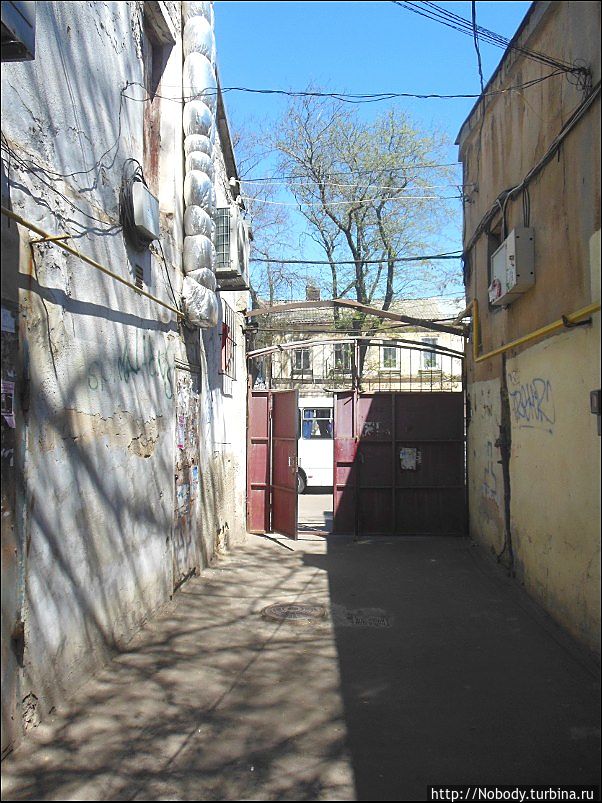 В этом дворике снимались некоторые эпизоды фильма Ликвидация. Одесса, Украина