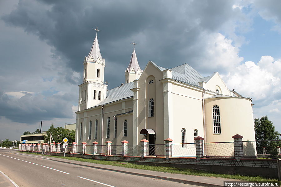 Мне казалось, что в той стороне чуть светлее.

Да и можно полюбоваться еще раз на костел на фоне синего грозового неба.