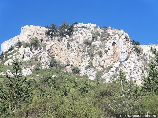 Скала , на которой стоит крепость, со стороны подхода к   ней по дороге , совершенно отвесна, что делало крепость абсолютно неприступной. Давлос, Турецкая Республика Северного Кипра