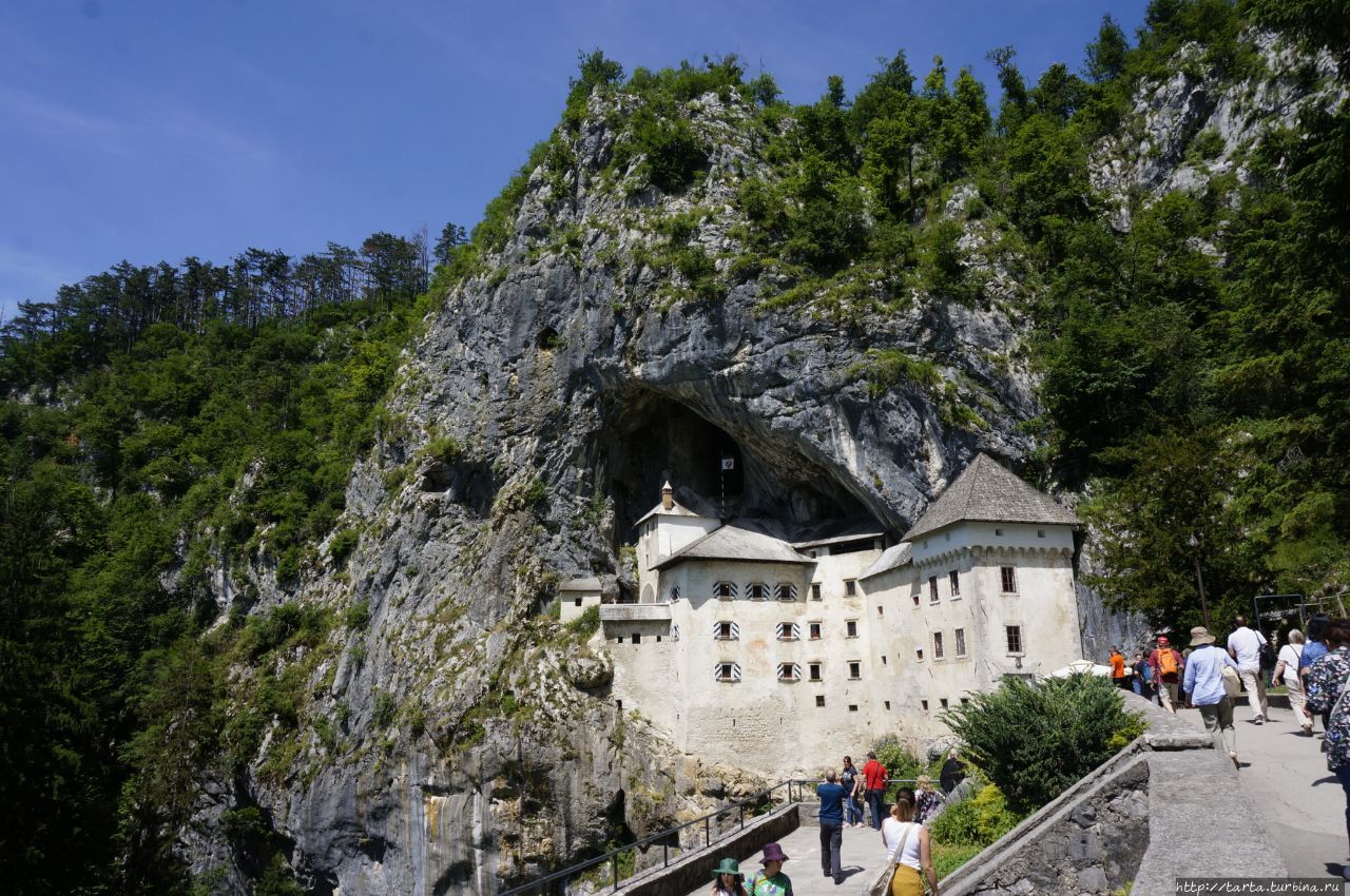 Замок в объятиях скалы