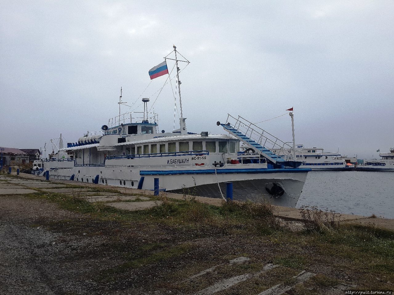 В Листвянку через Ангару осенью перевозил вот такой симпатичный теплоходик, а паром Байкальские воды был на отдыхе и ремонте Порт-Байкал, Россия
