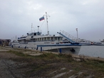В Листвянку через Ангару осенью перевозил вот такой симпатичный теплоходик, а паром Байкальские воды был на отдыхе и ремонте