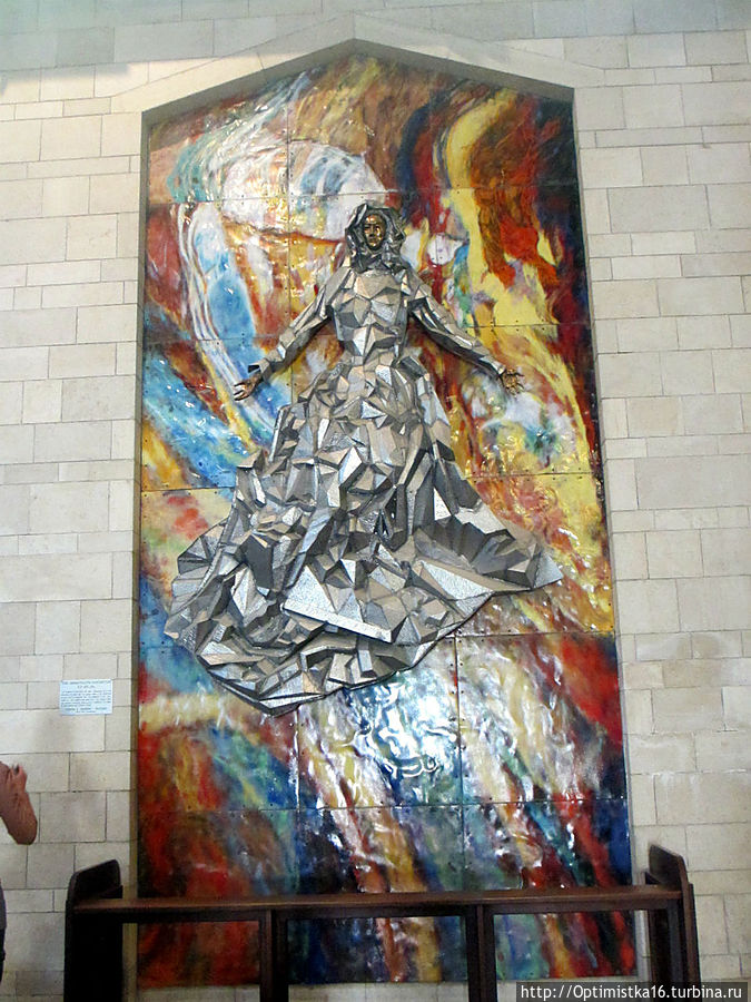 На северной и южной стенах вывешены 17 уникальных портретов Девы Марии, являющиеся подарками Австралии, Англии, Аргентины, Бразилии, Венесуэлы, Венгрии, Испании, Камеруна, Канады, Китая, Ливана, Мексики, Португалии, Польши, США, Франции и Японии