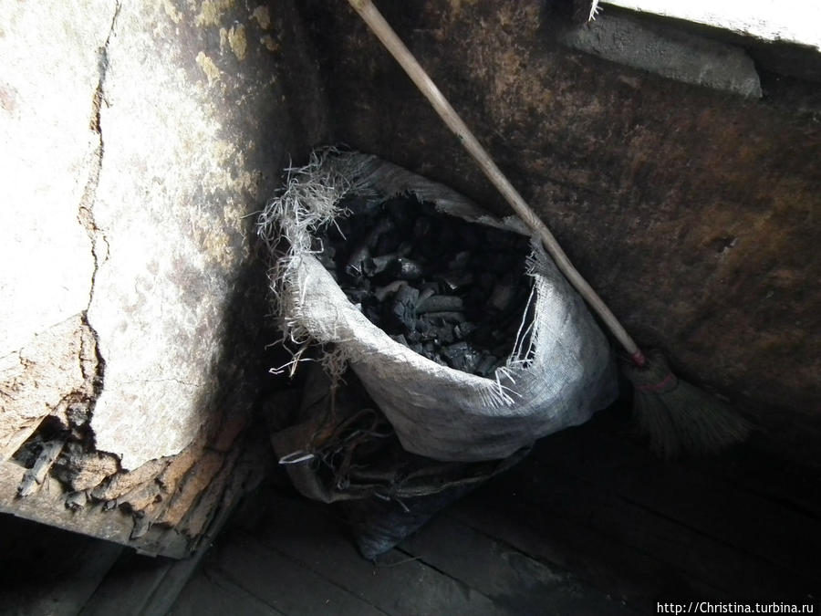 Древесный уголь — основной подручный ресурс быта малагаси. На угле готовят, углем обогреваются, гладят белье. Древесный уголь, как известно, получается способом сжигания древесины — что во многом объясняет преследующий на острове запах гари, костров и дыма. Об особом запахе Мадгаскара я рассказывала в предыдущих главах. Амбуситра, Мадагаскар