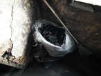 Древесный уголь — основной подручный ресурс быта малагаси. На угле готовят, углем обогреваются, гладят белье. Древесный уголь, как известно, получается способом сжигания древесины — что во многом объясняет преследующий на острове запах гари, костров и дыма. Об особом запахе Мадгаскара я рассказывала в предыдущих главах.