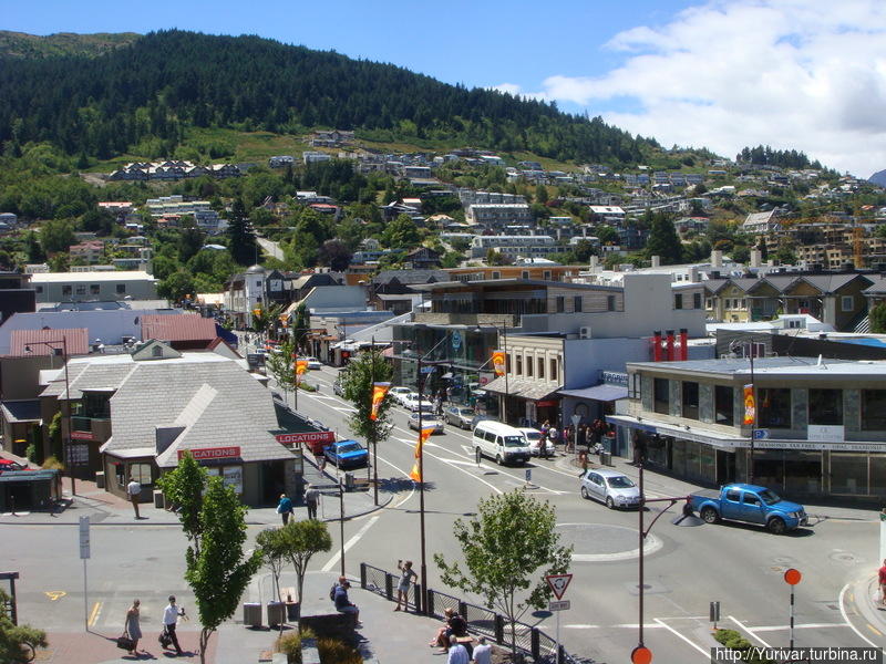 Одна из центральных улиц Квинстауна Квинстаун, Новая Зеландия