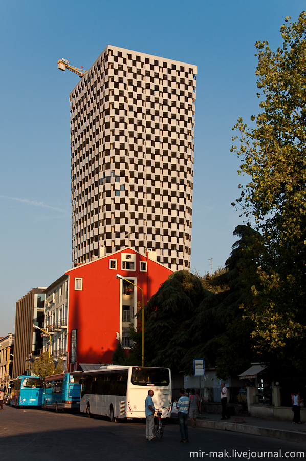 25-ти этажный небоскреб – TID Tower (Tirana International Development) – самое высокое здание в Албании, в котором находятся престижные офисы, элитное жилье, дорогие магазины и ресторан с панорамой города. Тирана, Албания