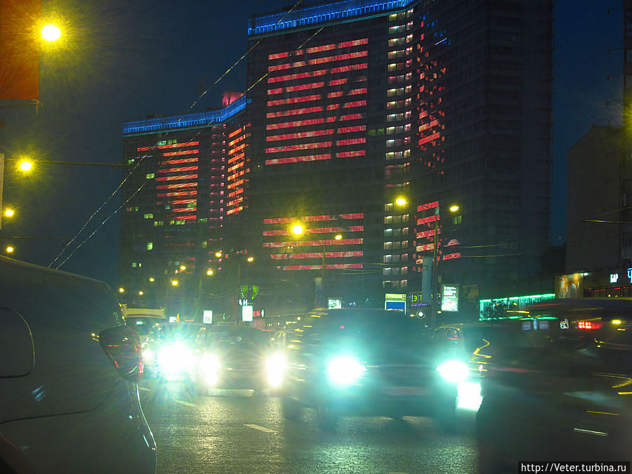 Новый Арбат нас поразили красотой переливающихся всеми цветами радуги высотных домов.