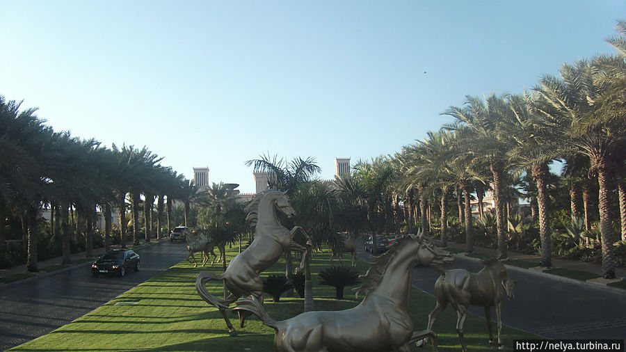 Золотые скакуны в натуральную велечину около отеля Аль- Каср Дубай, ОАЭ
