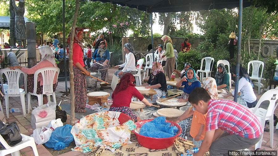 Вот так, прямо на улице пекут вкусные турецкие лепёшки