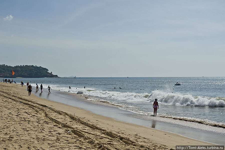 Волны, как я уже упоминал в Аравийском море (по сути дела — это Индийский океан) здесь не шуточные. Сбивают с ног, могут даже унести в море. Много подводных течений. Редко кто осмеливается уплывать от берега. И так — почти весь день... Вдоль берега довольно широкая полоса песка. Мне больше всегда нравились галечные пляжи — на них чище...
*