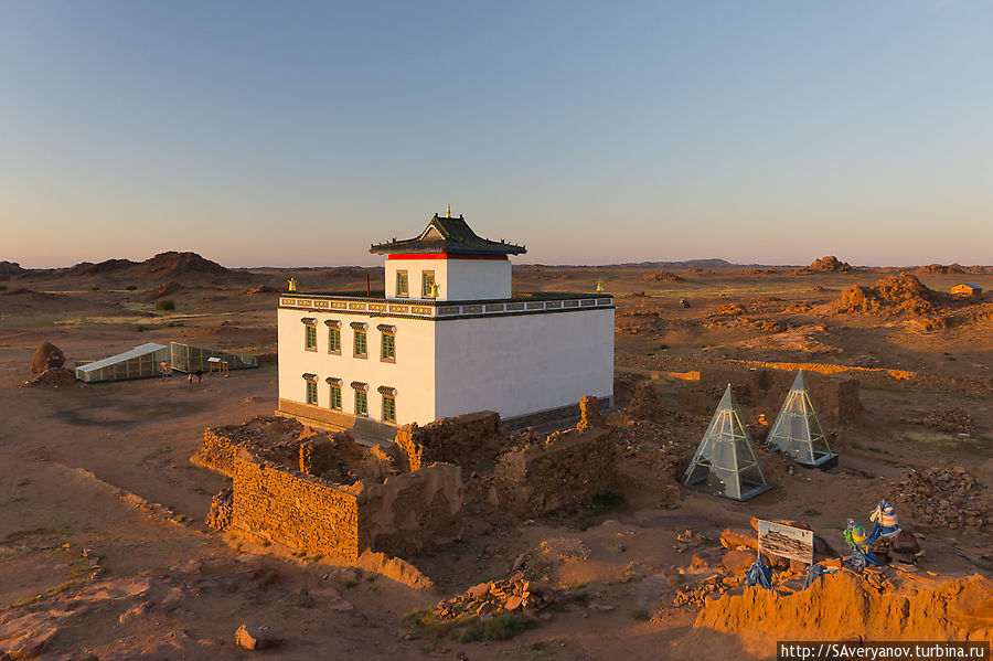 Монастырь Дэмчигийн Хийд, новый храм Южно-Гобийский аймак, Монголия