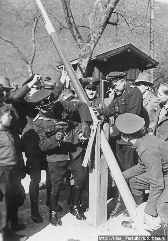 Немецкие и австрийские солдаты ликвидируют пограничные посты. Вена, Австрия