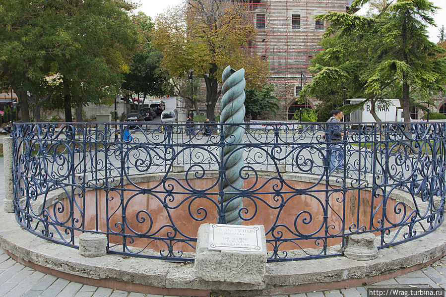 В наше время Змеиная колонна выглядит обычным сплетением труб. Но история гласит, что это сохранившаяся частью жертвенного треножника, созданного из оружия погибших в битве при Платеях (479 год до н. э.) персов во время греко-персидских войн. Изначально находилась в Дельфах, впоследствии перевезена Константином в новую столицу Римской империи Константинополь (сейчас Стамбул). Изначально 8-метровую колонну увенчивали 3 головы змеи. В 1700 году она была частично разрушена. Одна из змеиных голов находится в археологическом музее Стамбула.