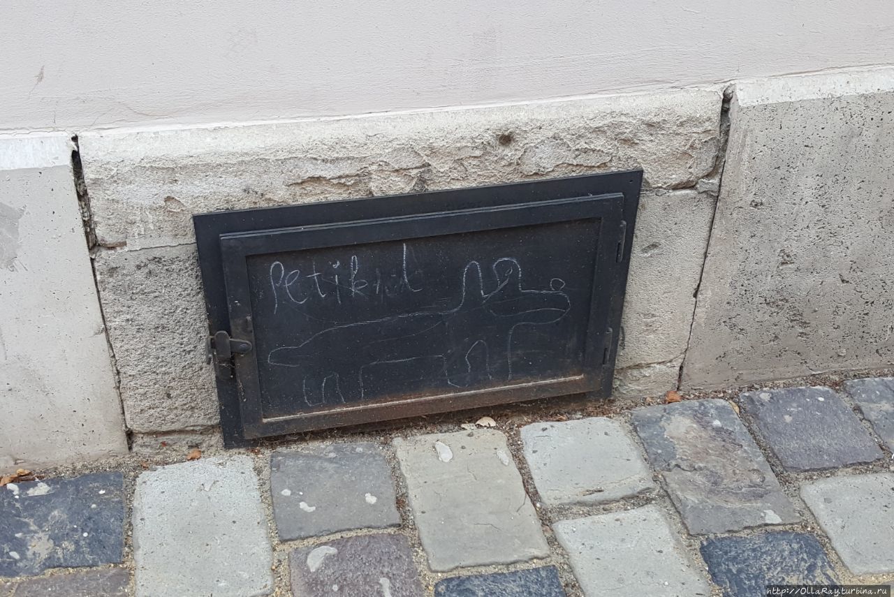 Рисовать тоже особенно негде, но настоящая творческая душа всегда найдёт холст, был бы сюжет:) Будапешт, Венгрия