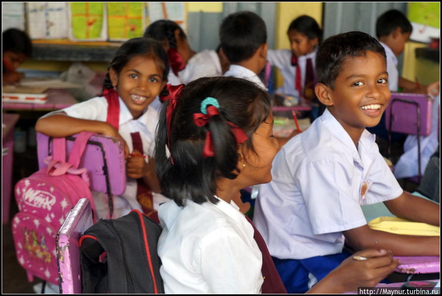 Ученики   школы  при  церкви  Св.  Марии. Негомбо, Шри-Ланка