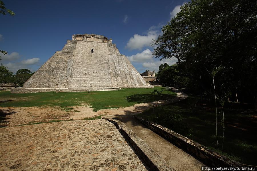 Небольшой подъём на холм, взгляду открывается вид на 37 метровую пирамиду. Пирамида Волшебника — Piramide del Adivino, по-испански. Ушмаль, Мексика