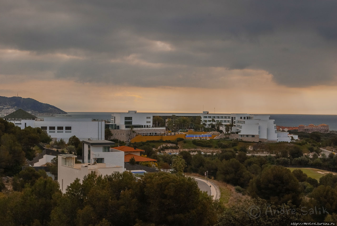 В апреле на средиземном Ситжес, Испания