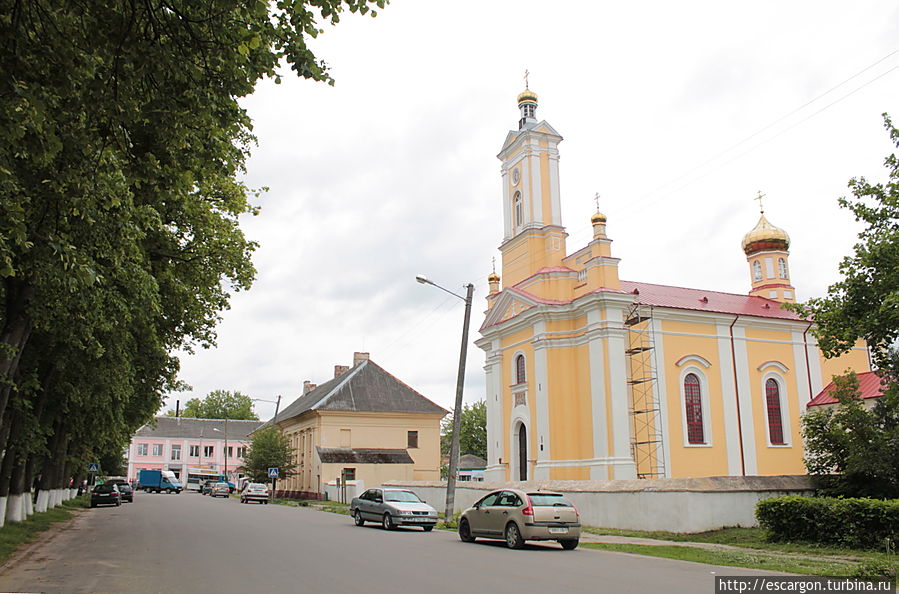 Вот кстати, достопримечательность №2 — Петропавловская церковь (в прошлом униатская), которая в комплексе с монастырской постройкой занимает целиком одну из сторон площади(как раз противоположную костелу).