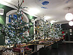 Один из залов магазина посвящён новогодней тематике. Аромат живых елей был бесподобен!