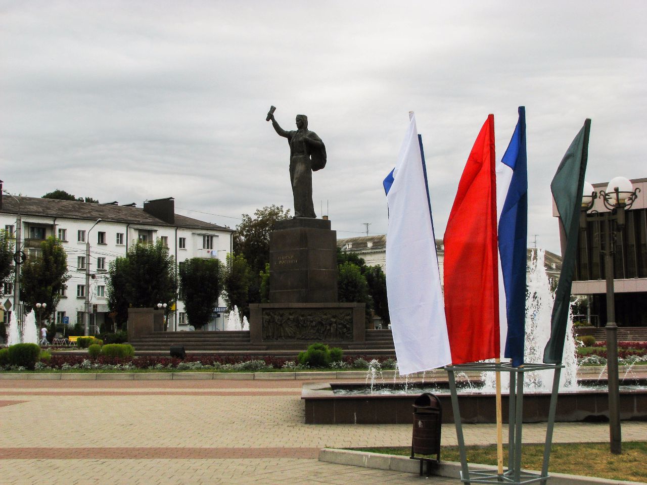 Нальчик время. Нальчик 1983 год. Мемориал воинам интернационалистам Нальчик. Статуи в Кабардино Балкарии. Символ Нальчика.