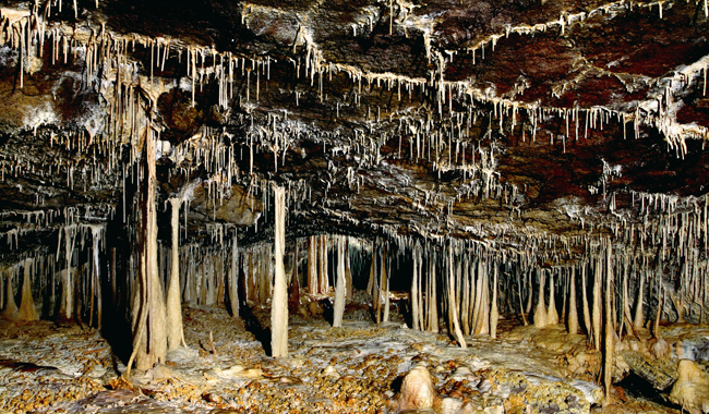 Лавовая пещера Дангчеомуль / Dangcheomul Cave