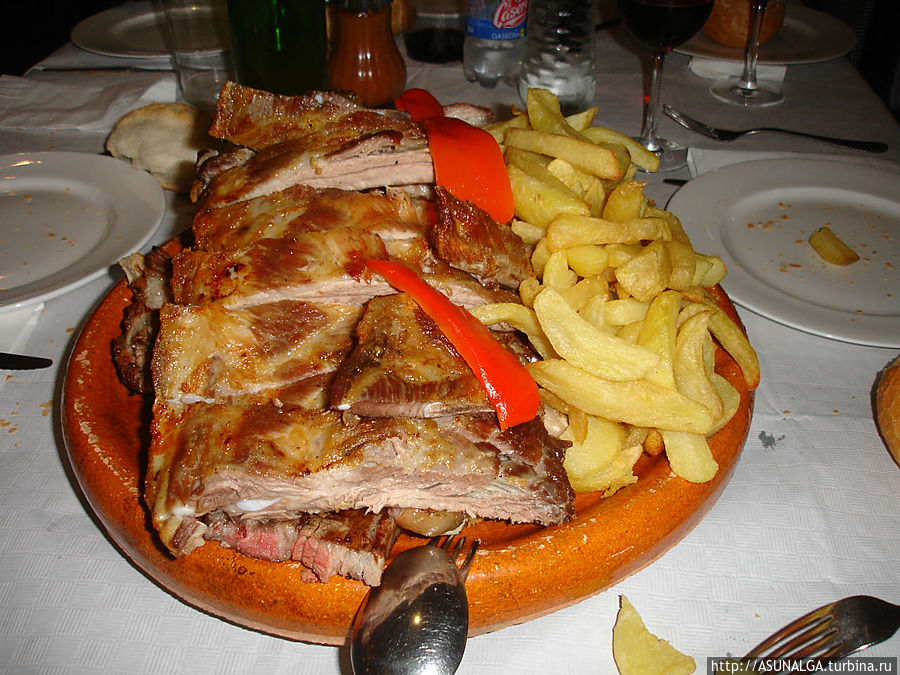 типичная астурианская парильяда — гриль из мяса Овьедо, Испания