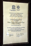 Это оригинал сертификата, выданного ЮНЕСКО, обнаруженный нами внутри церкви. Посетив на сегодня 147 памятников ЮНЕСКО, я впервые вижу оригинал сертификата в живую.