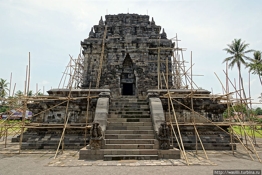 Храм Мендут — Самого большого Будды. Точно не помню то ли Будда был самый большой... то ли что-то у Будды... Ява, Индонезия