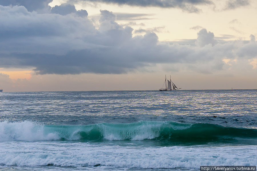 Одинокий парусник выходит в океан
