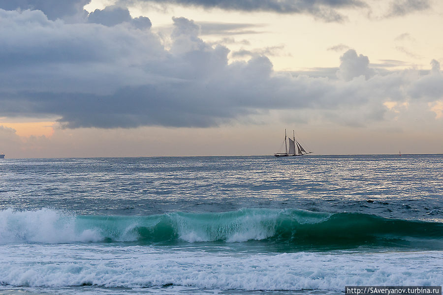 Одинокий парусник выходит в океан Рио-де-Жанейро, Бразилия
