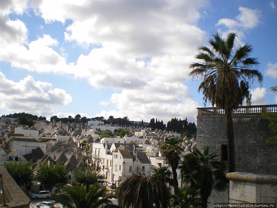 Исторический центр города  Alberobello (UNESCO ) Альберобелло, Италия