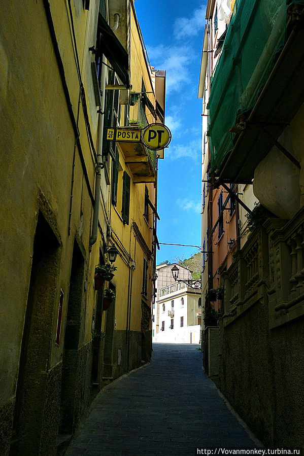 Чинкве Терре 1: Утро в Риомаджоре Риомаджоре, Италия