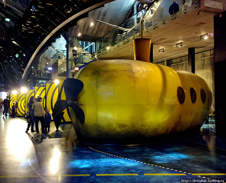 ...We all live in our yellow submarine,
Yellow submarine, yellow submarine Таллин, Эстония