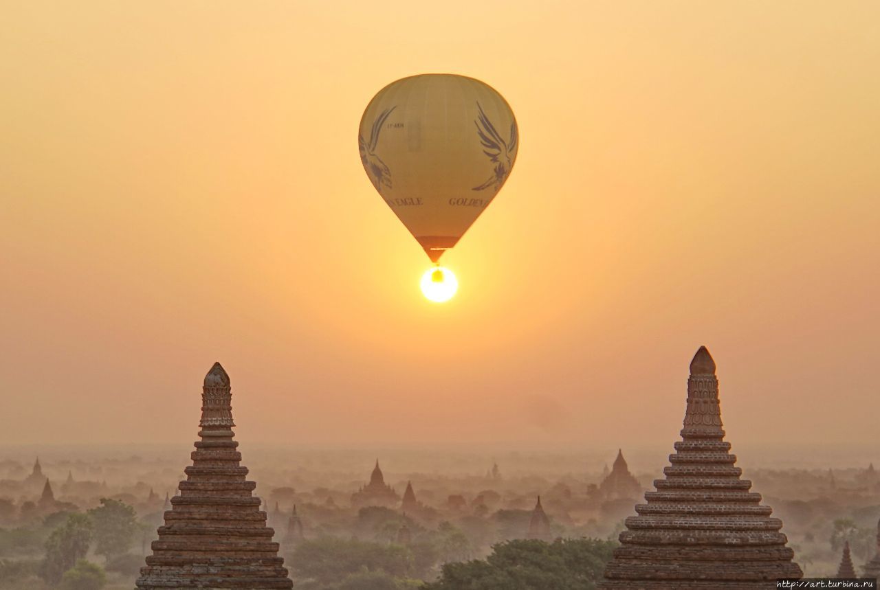 Рассвет в Багане принято встречать на верхних ступеньках какой-нибудь ступы или храма Баган, Мьянма