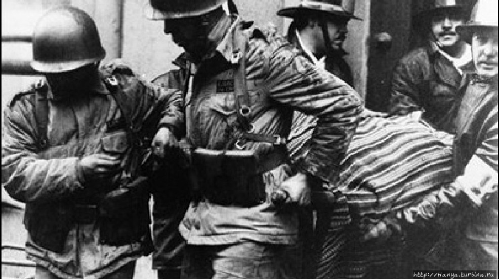 Вынос тела С.Альенде из Дворца. Из интернета