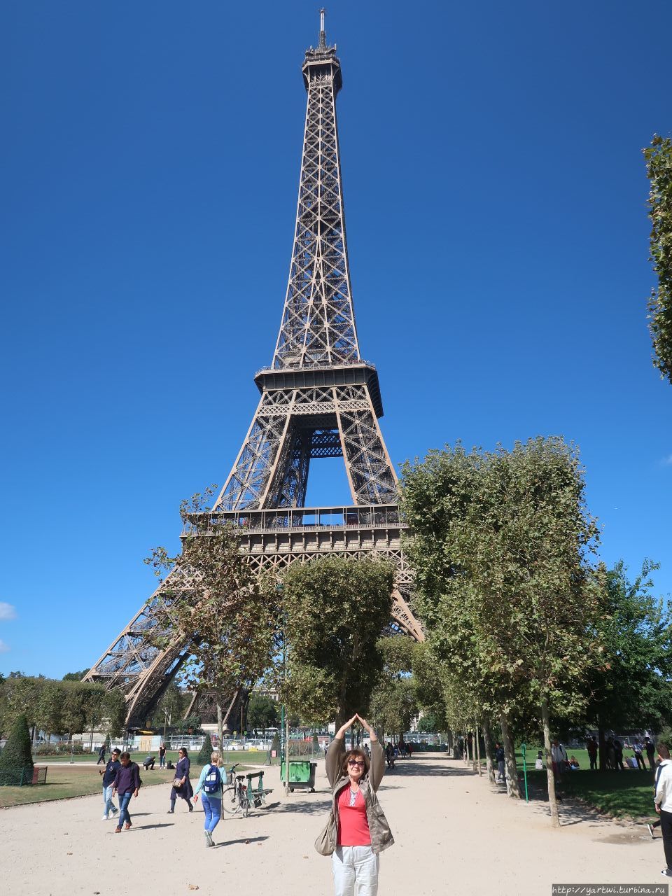 Делаем фотографии на память на фоне самой узнаваемой архитектурной достопримечательности Парижа. Париж, Франция