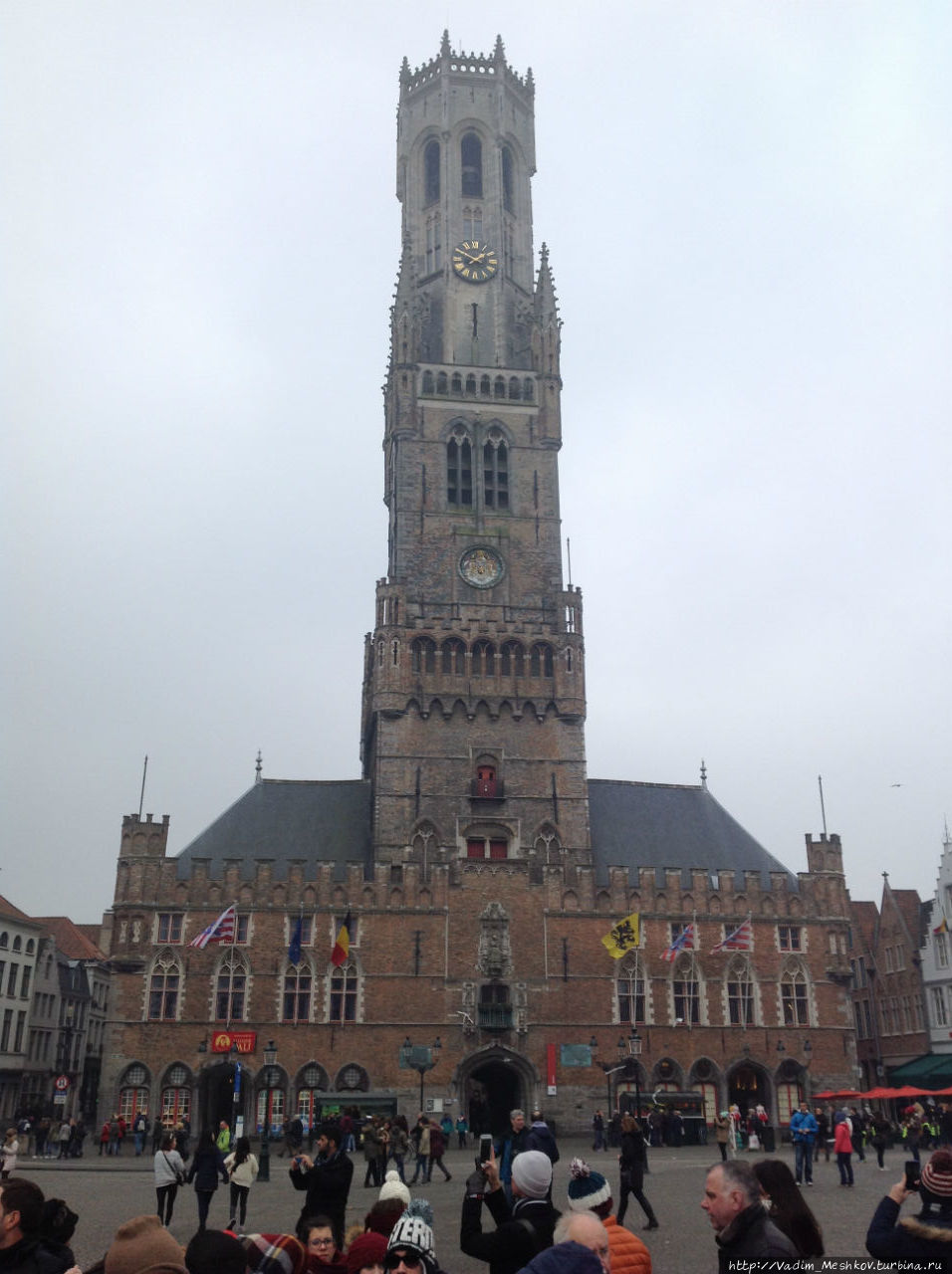 Дозорная башня Белфорт (построена в 1240, расширена в результате реконструкции в 1483-87, в XVI в. был добавлен большой карийон), высотой 83 м, один из символов современного Брюгге; расположена на центральной (рыночной) площади города. Брюгге, Бельгия