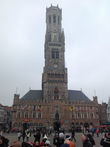 Дозорная башня Белфорт (построена в 1240, расширена в результате реконструкции в 1483-87, в XVI в. был добавлен большой карийон), высотой 83 м, один из символов современного Брюгге; расположена на центральной (рыночной) площади города.