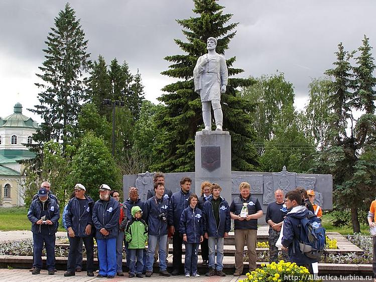 Экипажи у памятника Семен