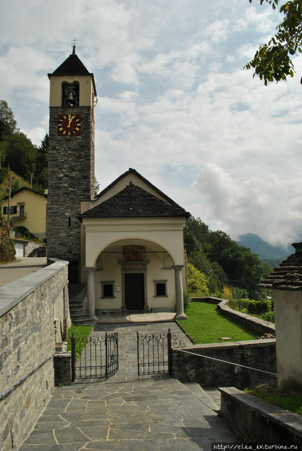 Крошечная деревенская церквушка Камедо с каменной крышей мерно отбивает ритм времени колокольным звоном. Локарно, Швейцария