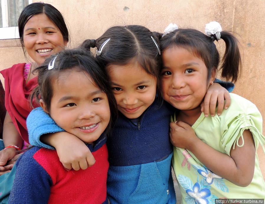 Эти сопливые девчонки тоже будут женами бога Вишну Катманду, Непал