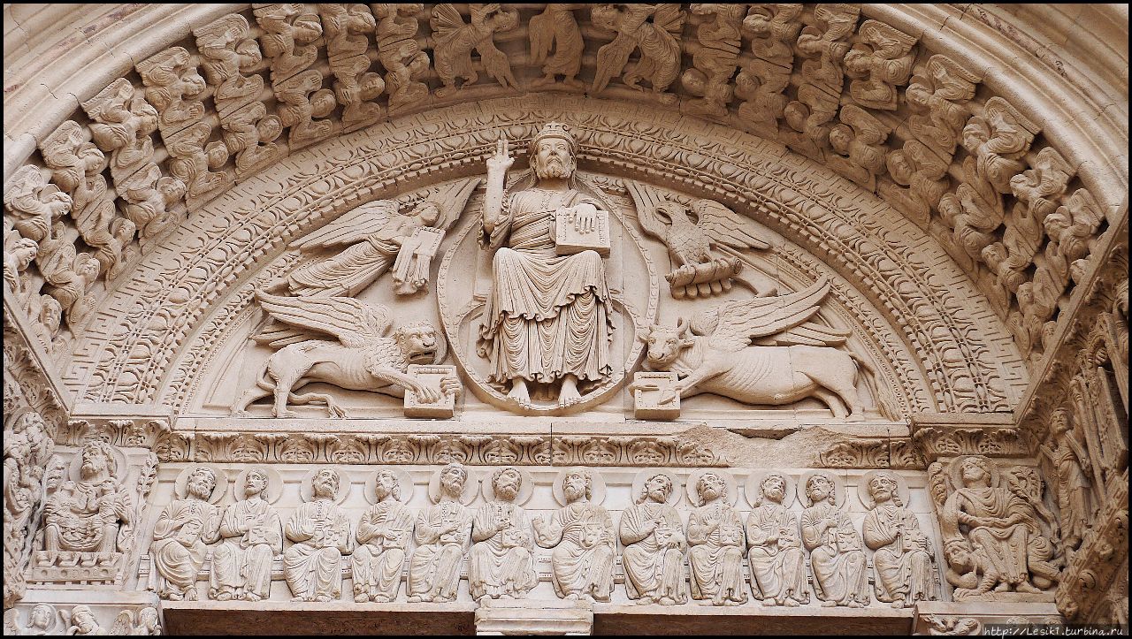 На верху, в тимпануме располагается Иисус Христос. Его правая рука поднята, а сам он окружен символическими изображениями евангелистов: львом (Марк), ангелом (Матвей), орлом (Иоанн), быком (Лука). Каждый из них держит книгу, а Иоанн – листок пергамента. Под Иисусом изображены 12 апостолов, также с книгами в руках, принимающим участие в Страшном Суде. Арль, Франция
