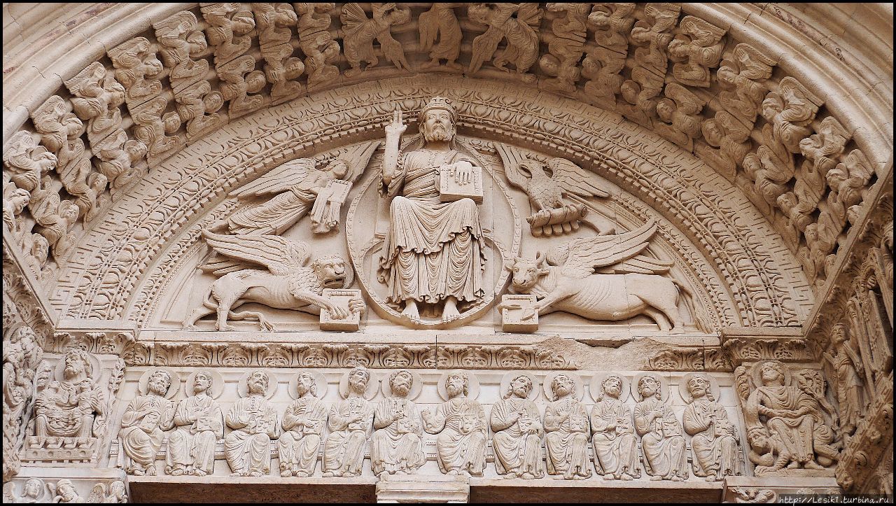 На верху, в тимпануме располагается Иисус Христос. Его правая рука поднята, а сам он окружен символическими изображениями евангелистов: львом (Марк), ангелом (Матвей), орлом (Иоанн), быком (Лука). Каждый из них держит книгу, а Иоанн – листок пергамента. Под Иисусом изображены 12 апостолов, также с книгами в руках, принимающим участие в Страшном Суде. Арль, Франция