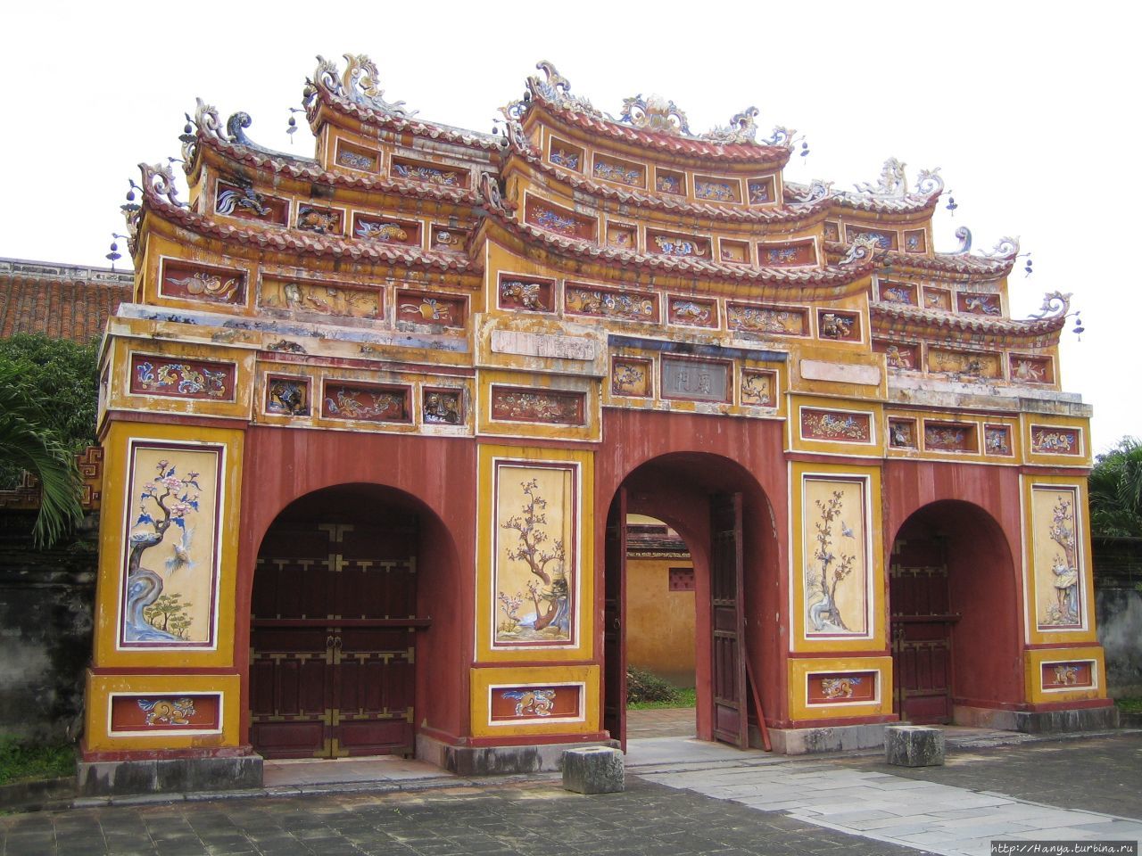 Хюэ. Императорский город. Декоративные ворота Хюэ, Вьетнам
