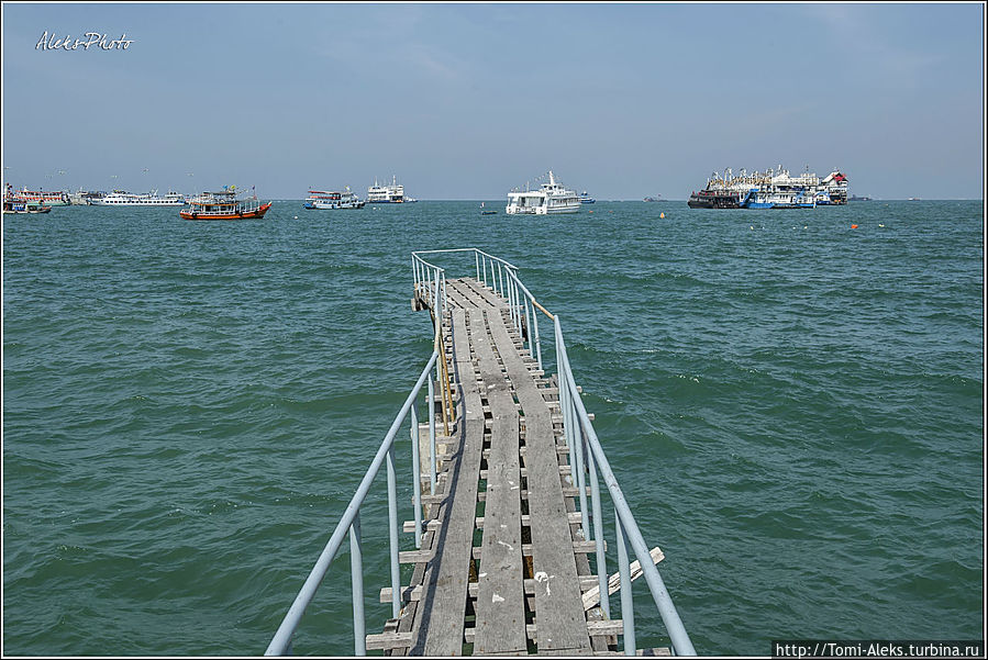 На такой мостик как раз бы выбегать какой-нибудь Ассоль — встречать своего Грея...
*