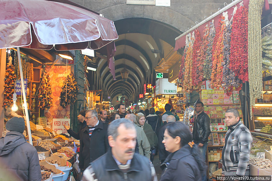 Один из 6 входов в крутый базар. Стамбул, Турция