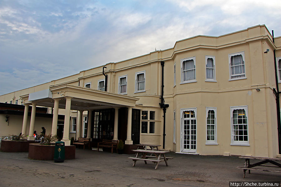 отель занимает особняк 19 века Гатвик аэропорт, Великобритания