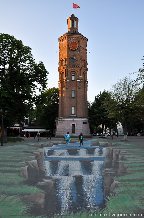 Посреди сквера возвышается старинная водонапорная башня, которую также спроектировал архитектор Артынов.

Перед башней нарисовано 3-D граффити, но мне по-моему не совсем удалось поймать ракурс.