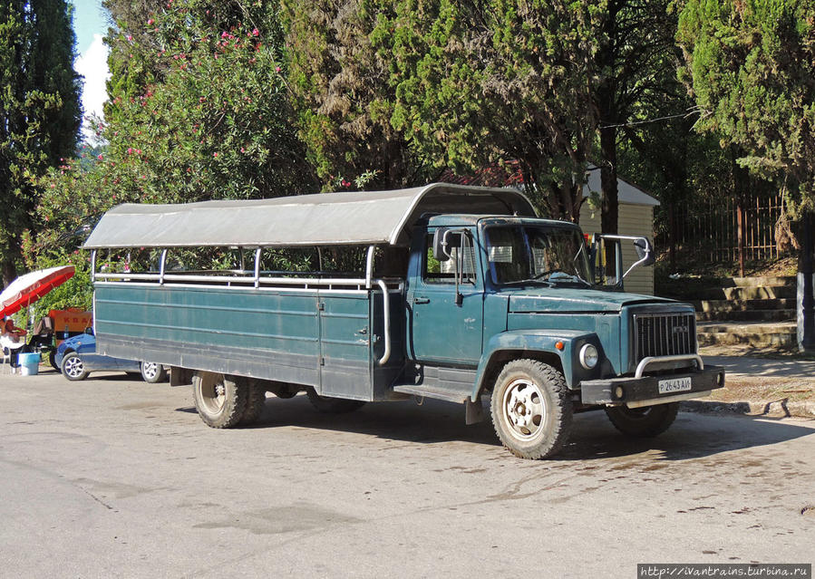 Самодельный автобус для транспортировки людей в Новоафонский монастырь. Новый Афон, Абхазия